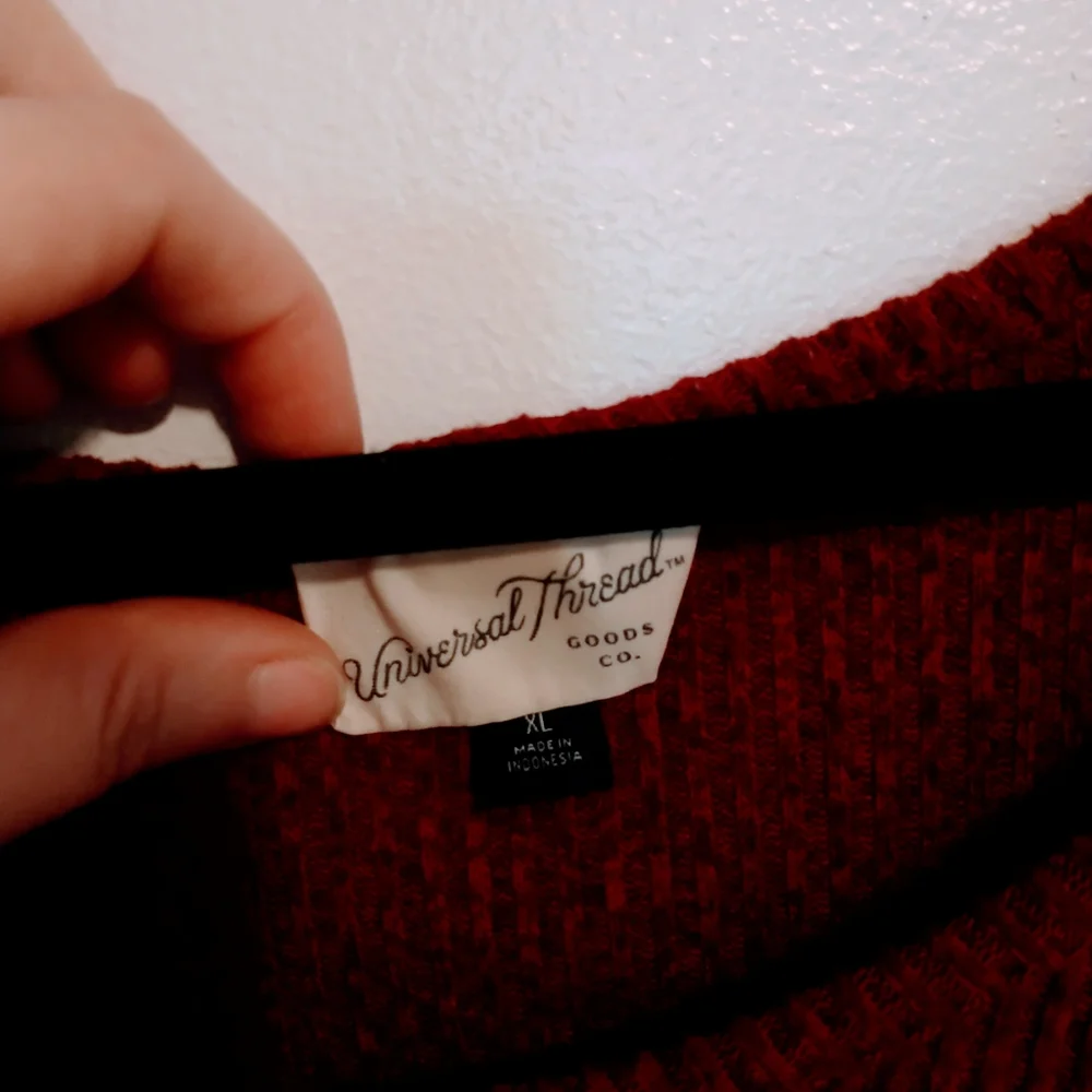 Universal thread sweater red